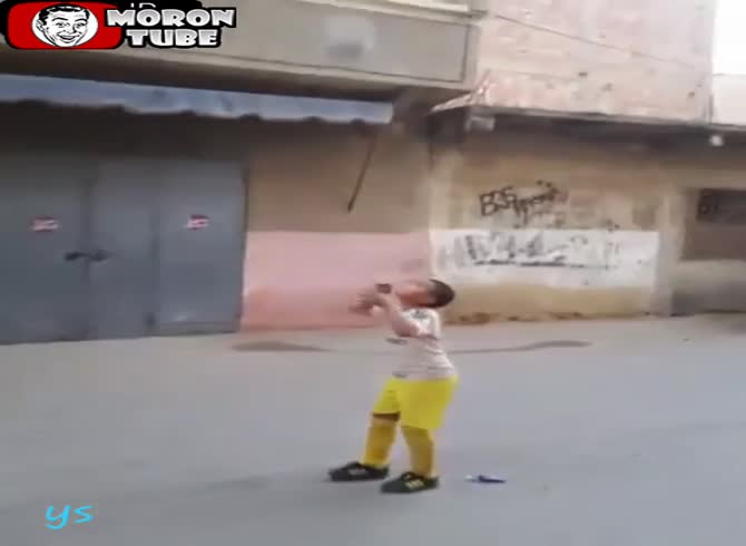 Video :A youngster aspires to ride a bicycle like Ronaldo (Fail)